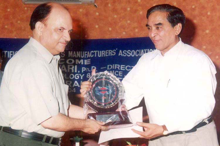 Outstanding Entrepreneurship Award 12th June 2004 Outstanding Entrepreneurship Award 12th June 2004